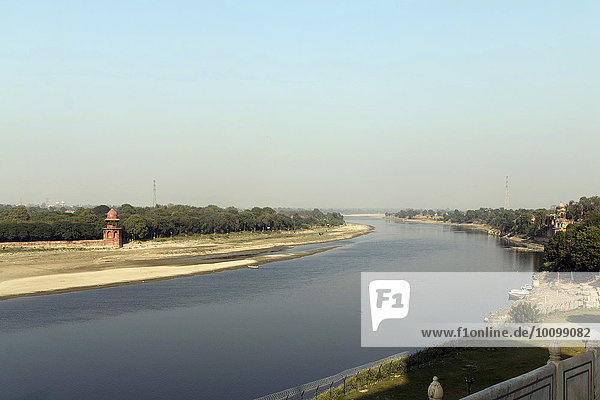 Ausblick aus dem Taj Mahal zum Fluss Yamuna  Agra  Uttar Pradesh  Indien  Asien