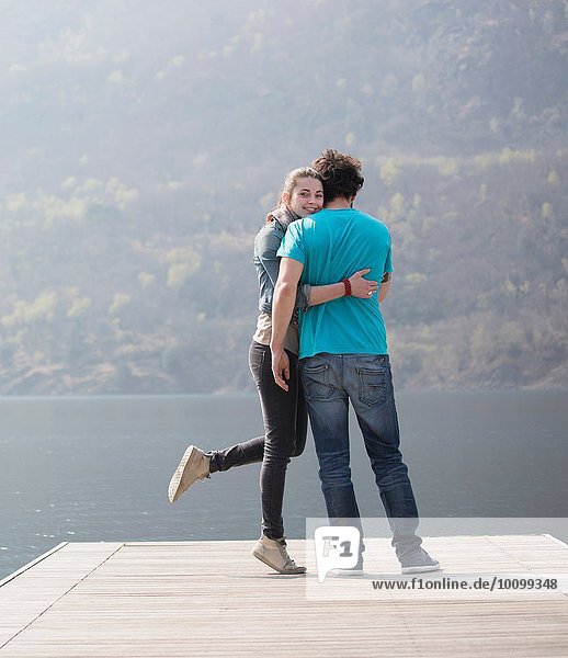 Junges Paar steht am Pier am Mergozzo-See  Verbania  Piemont  Italien