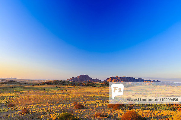 Weite Landschaft im Namib Naukluft Park  Namibia  Afrika