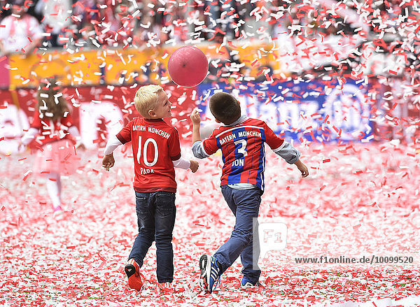Kinder von Arjen Robben  links  und Xabi Xabier Olano Alonso  rechts  spielen mit Luftballon im Konfettiregen  Meisterfeier des FC Bayern  25. Deutsche Fußballmeisterschaft  Allianz-Arena  München  Bayern  Deutschland  Europa