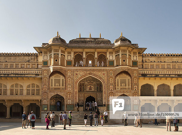 Touristen vor Ganesh Pol Tor im Fort Amber,  Amber Palast,  Festung,  Jaipur,  Rajasthan,  Indien,  Asien