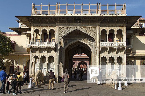 Eingang zum Stadtpalast von Jai Singh II.  Chandra Mahal  Jaipur  Rajasthan  Indien  Asien