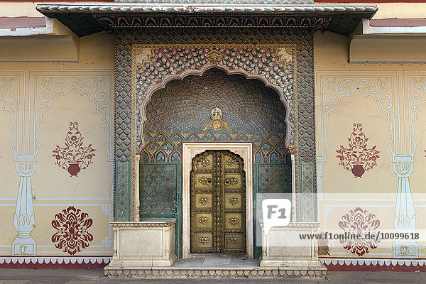 Messingtor mit filigranen Wandmalereien im Innenhof des Stadtpalast Chandra Mahal  Jaipur  Rajasthan  Indien  Asien