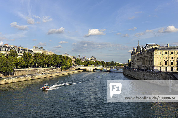 Ausblick von Pont Neuf über die Seine auf die Conciergerie  Paris  Frankreich  Europa