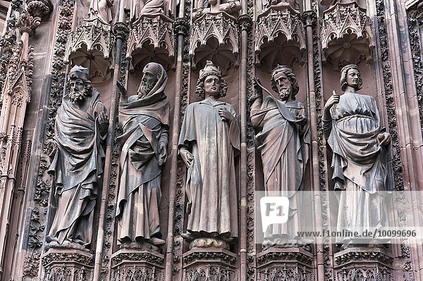 Hochgotische Gewändefiguren am Hauptportal der Westfassade vom Straßburger Münster  Straßburg  Elass  Frankreich  Europa