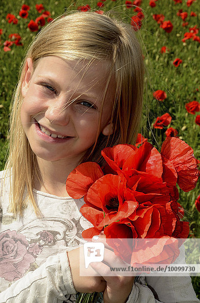 Mädchen  9 Jahre  mit einem Strauß Mohnblumen  Ystad  Schweden  Europa