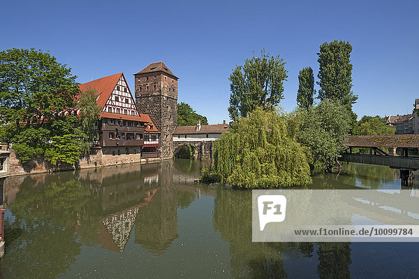 Ehemaliger Weinstadl  1446-48 als Sondersiechenhaus erbaut  rechts der ehemalige Wasserturm  links die Maxbrücke  vorne die Pegnitz  Nürnberg  Mittelfranken  Bayern  Deutschland  Europa