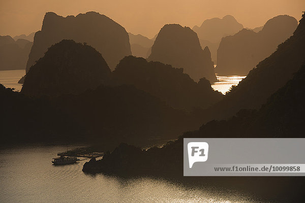 Sunset at Halong Bay or Vinh Ha Long  limestone cliffs  UNESCO World Heritage Site  Gulf of Tonkin  Halong  North Vietnam  Vietnam  Asia