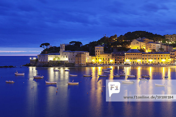 Baia del Silenzio Bucht mit Kirche Chiesa di San Nicolo  Sestri Levante  Provinz Genua  Riveria di Levante  Ligurien  Italien  Europa