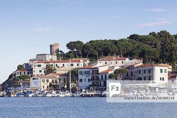 Hafen mit Torre della Marina  Marina di Camp  Elba  Provinz Livorno  Toskana  Italien  Europa