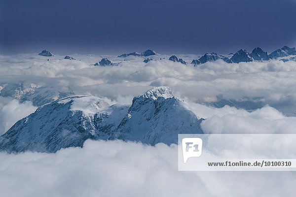 Ausblick auf die verschneiten Gipfel um die Zugspitze  Wettersteingebirge  Bayern  Deutschland  Europa