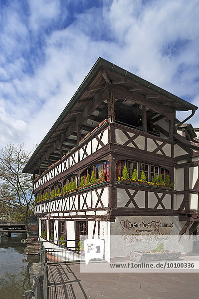 'Fachwerkhaus von 1572  seit 1949 Restaurant  links die Ill  ''La Petit France''  Straßburg  Elsass  Frankreich  Europa'