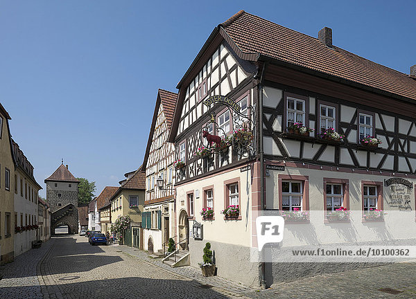 Fachwerkhäuser  hinten das Rothenberger Stadttor  Seßlach  Oberfranken  Bayern  Deutschland  Europa