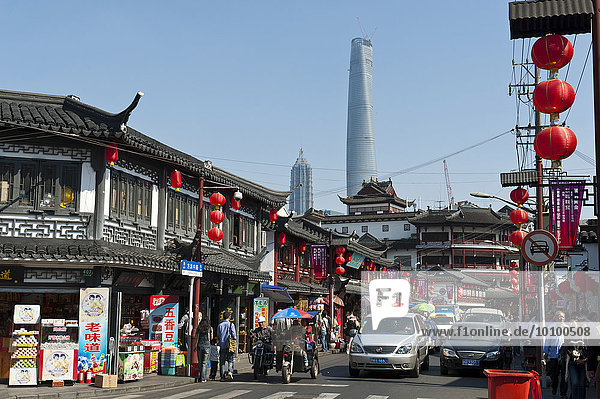 Einkaufsstraße  rote Lampions  Häuser im alten Baustil  Basar der Altstadt  Nanshi  hinten Jin Mao Tower und Shanghai Tower  Shanghai  China  Asien