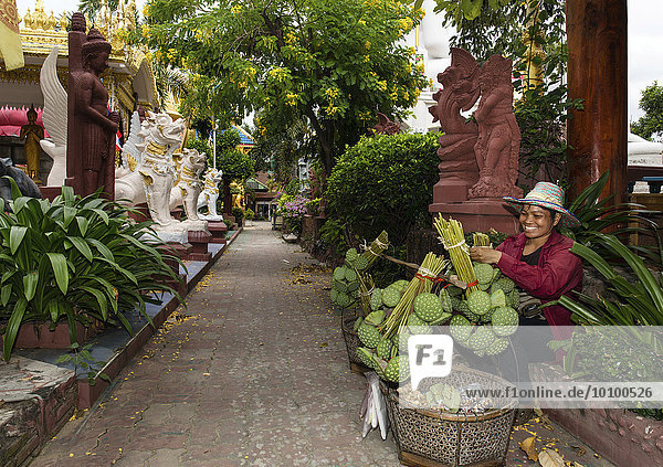 Verkäuferin mit Lotusfrüchten im Wat Tai Phra Chao Yai Ong Tue Tempel  Ubon Ratchathani  Isan  Isaan  Thailand  Asien