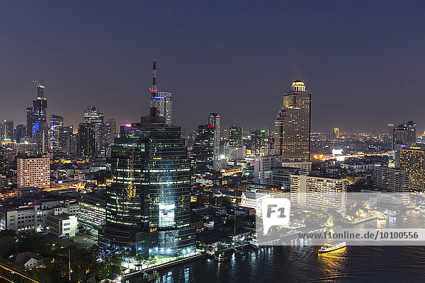 Skyline mit CAT-Telecom Tower und Lebua State Tower bei Nacht  Ausblick vom Hilton Millennium Dachrestaurant  Menam Chao Phraya Fluss  Bangkok  Krung Thep  Thailand  Asien