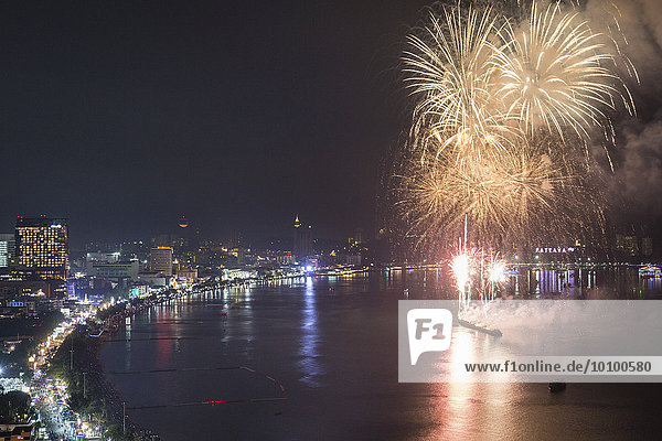 Feuerwerk bei Nacht  in der Bucht von Pattaya  Beach Road  Pattaya  Provinz Chon Buri  Thailand  Asien