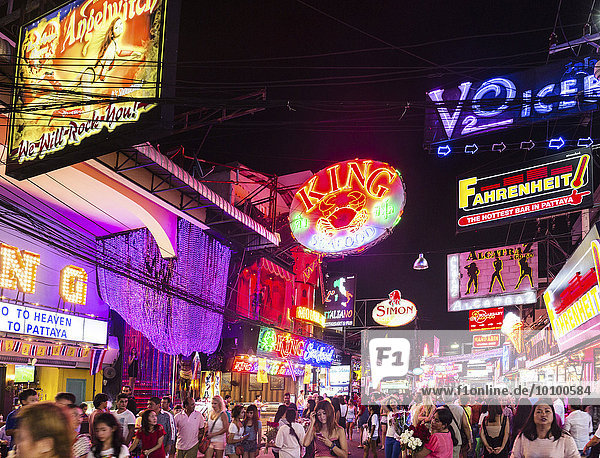 Walking Street  Fußgängerzone  Nightlife  Bars  Nachtleben  Nachtclubs  Leuchtreklame  Pattaya  Provinz Chon Buri  Thailand  Asien