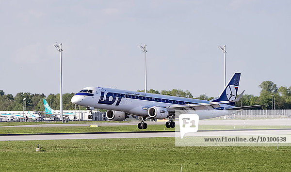 Ein Jet der polnischen Fluggesellschaft LOT vom Typ Embraer ERJ-195-200LR,  Registrierungsnummer SP-LNB,  landet auf dem Flughafen München,  München,  Oberbayern,  Bayern,  Deutschland,  Europa