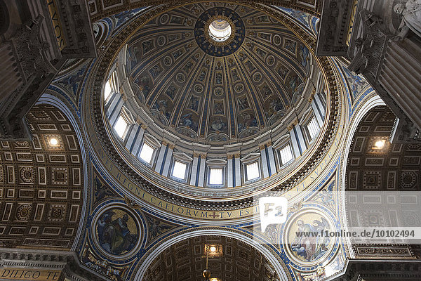Niederwinkel-Innenansicht der Kuppel des Petersdoms in der Vatikanstadt  Rom.