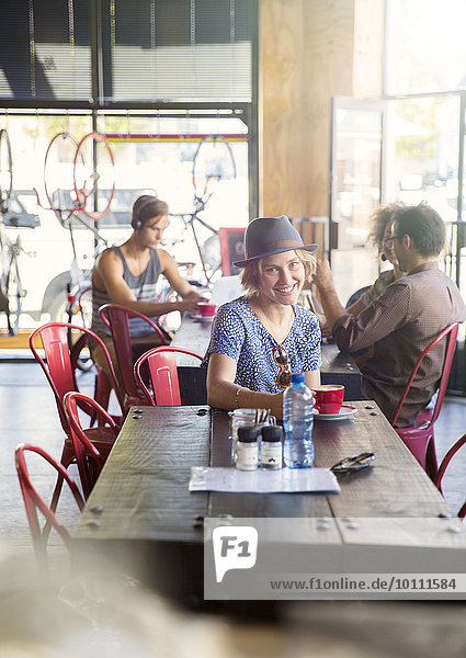 Portrait lächelnde Frau beim Kaffeetrinken im Cafe