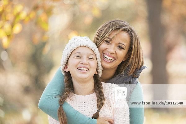 Außenaufnahme Portrait Begeisterung umarmen Tochter Mutter - Mensch freie Natur