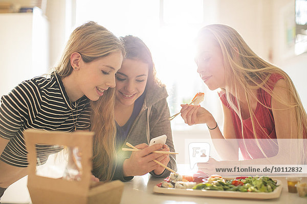 Handy Jugendlicher Sushi Kurznachricht Küche Sonnenlicht Mädchen essen essend isst