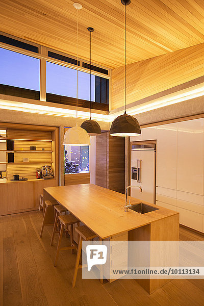 Schrägansicht schräg beleuchtet über Küche Beleuchtung Licht Holz Insel hängen Decke