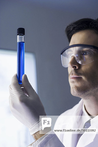 Forscher untersucht Reagenzglas im Labor