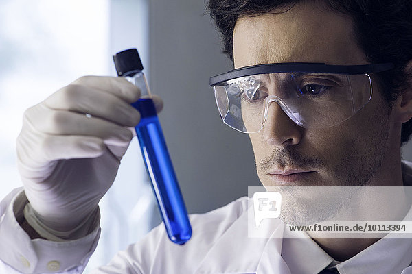 Wissenschaftler untersucht Reagenzglas im Labor