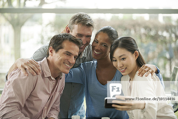 Freunde posieren zusammen für Selfie