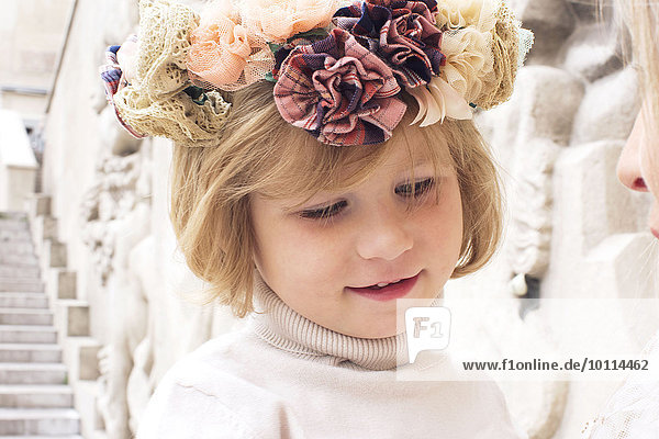 Kleines Mädchen mit Blumenkranz  Portrait