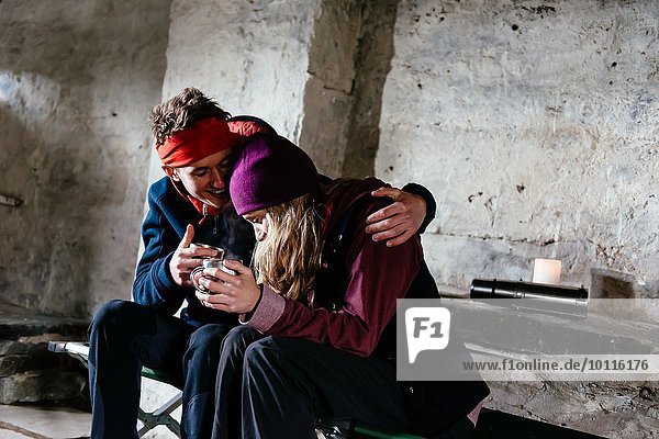 Junges Paar beim Wandern  im Schutz der Ruhe  Honister Slate Mine  Keswick  Lake District  Cumbria  Großbritannien