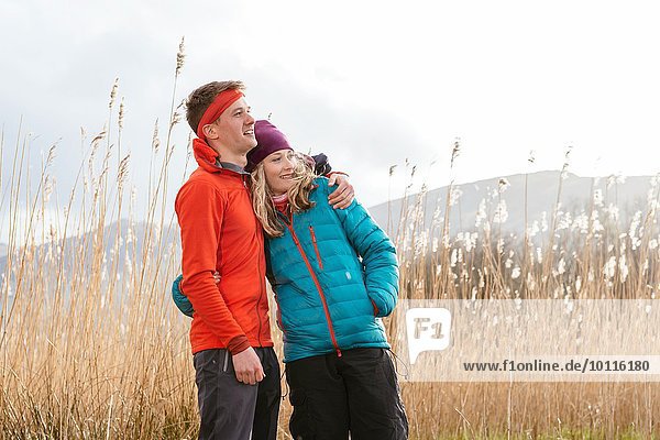 Junges Paar beim Wandern  Aussicht  Derwent Water  Keswick  Lake District  Cumbria  Großbritannien