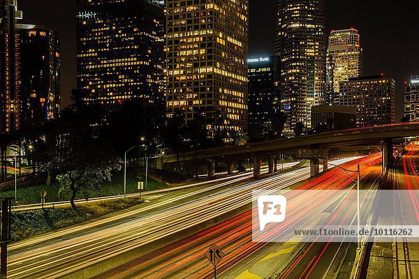 Blick auf Autobahn- und Stadtwolkenkratzer bei Nacht  Los Angeles  Kalifornien  USA