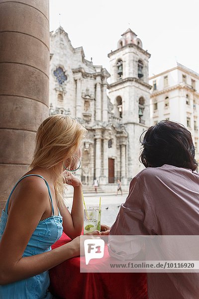 Junges Paar mit Mojito-Cocktails in einem Restaurant auf der Plaza de la Cathedral of Havana  Kuba