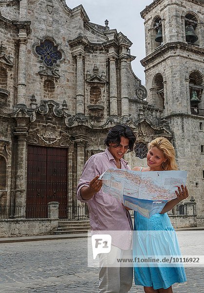 Junges Paar mit Karte auf der Plaza de la Cathedral von Havanna  Kuba