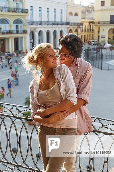 Romantisches junges Paar auf dem Balkon des Restaurants in Plaza Vieja  Havanna  Kuba