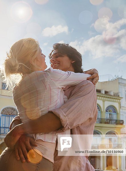 Romantisches junges Paar auf dem Balkon des Restaurants in Plaza Vieja  Havanna  Kuba