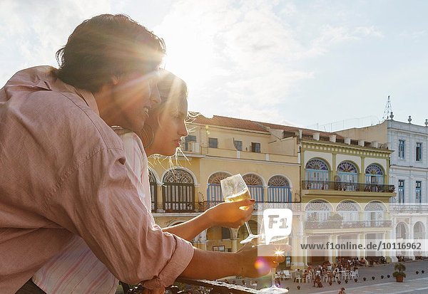 Junges Paar mit Blick vom Balkon des Restaurants auf der Plaza Vieja  Havanna  Kuba