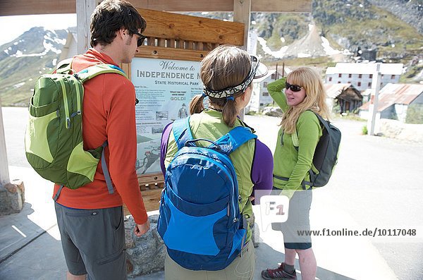 Touristen auf der Suche nach Informationstafel,  Independence Mine State Historical Park,  Hatcher Pass,  Matanuska Valley,  Palmer,  Alaska,  USA