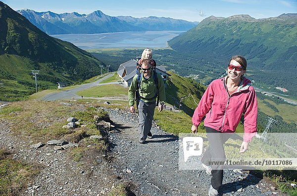 Touristen auf dem Weg  Mighty Might Trail  Alyeska Resort  Turnagain Arm  Mt. Alyeska  Girdwood  Alaska  USA