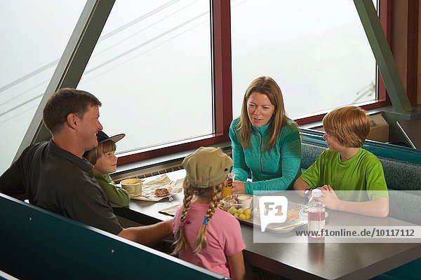 Familienpause vom Wandern  Glacier Express Restaurant  Upper Tram Terminal  Alyeska Resort  Mt. Alyeska  Girdwood  Alaska  USA