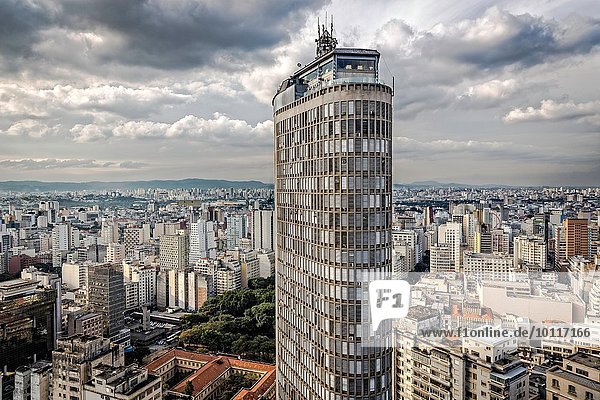 Blick auf das Italien-Gebäude über den Wolkenkratzern der Stadt  Sao Paulo  Brasilien