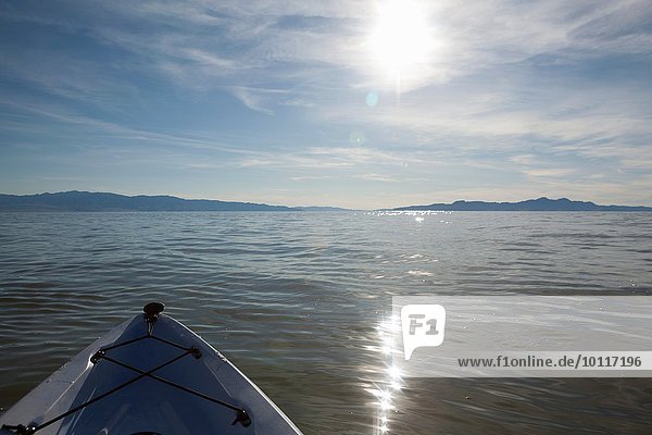 Kajakbogen mit reflektierendem Sonnenlicht auf dem Wasser  Great Salt Lake  Utah  USA
