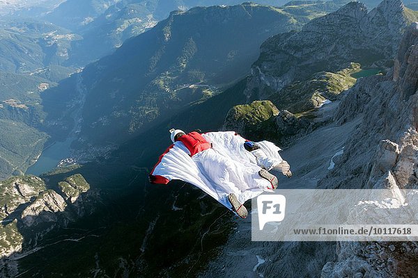 Zwei männliche BASE Jumpers Wingsuit vom Berg  Dolomiten  Italien