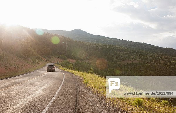 Rückansicht des Autos auf der Landstraße bei Torrey Utah USA