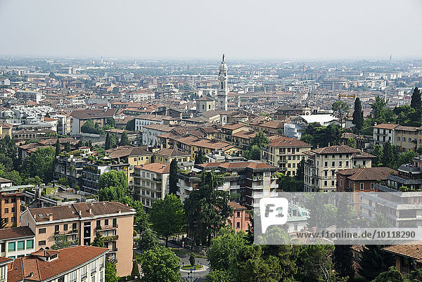 Stadtansicht  Ausblick auf die Unterstadt  Bergamo  Lombardei  Italien  Europa