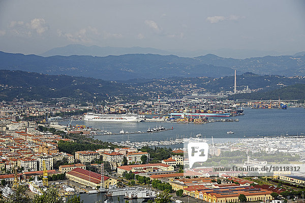 Aussicht auf Hafen mit Kreuzfahrtschiff und Containerhafen  La Spezia  Ligurien  Italien  Europa