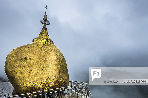 Nebel Myanmar Asien Goldener Felsen Kyaikto Pagode
